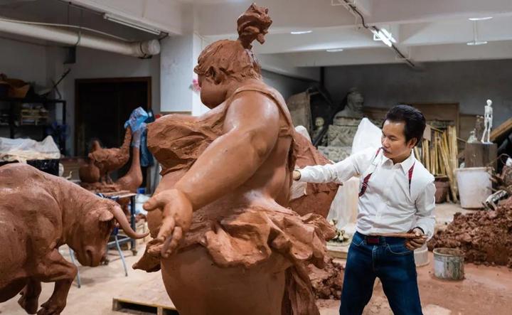 “肥女斗牛”泥稿放大，为西班牙而作