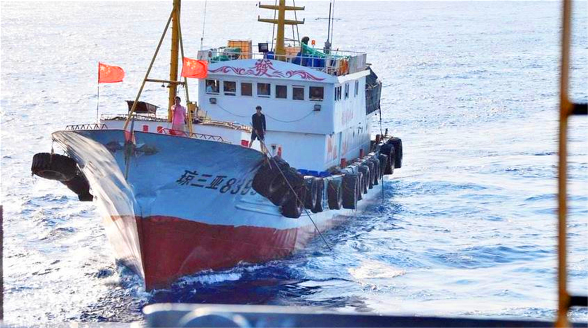 立下大功！11位中国渔民捕鱼有意外收获，捞走美