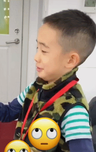 應采兒被兒子小小春嫌棄簽名照網友卻大贊兒子翻白眼像足媽媽