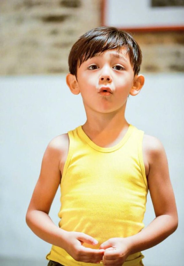 劉燁妻子帶娃出街，10歲諾一身高快赶超媽媽，五官和劉燁太像了