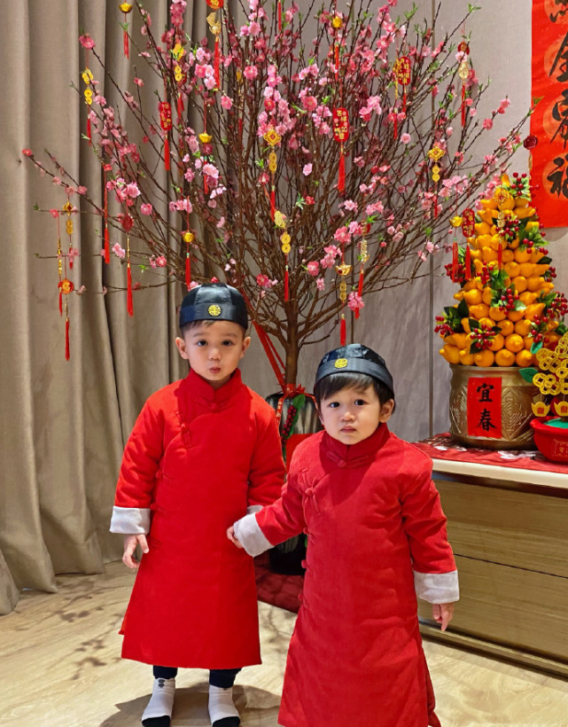胡杏兒老公帶倆兒子拜年，奕霆奕霖穿喜慶紅裝，手拉手賣萌超可愛