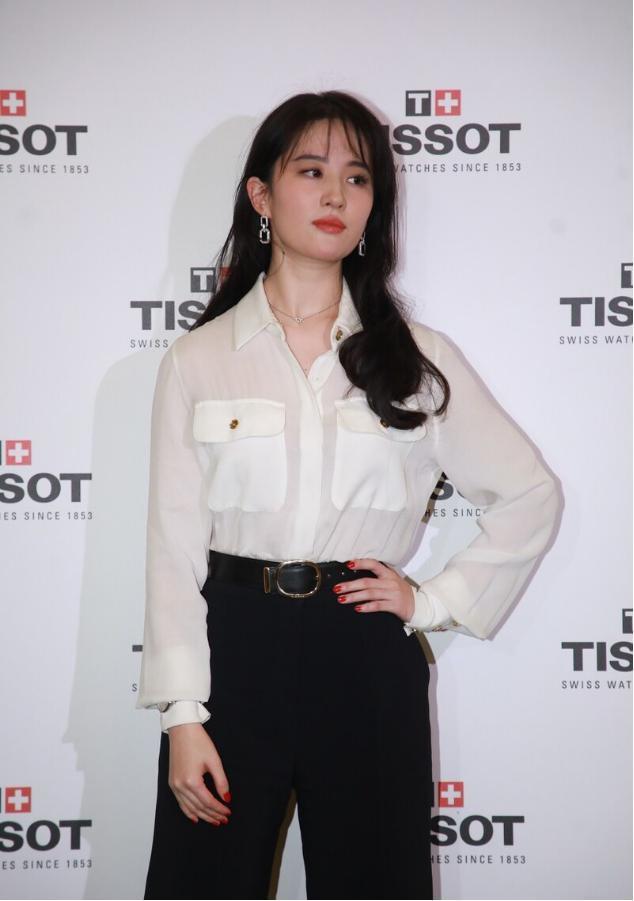 大S與小S出遊，姐妹2人穿同款白衣黑褲，簡潔隨意的Style不失端莊
