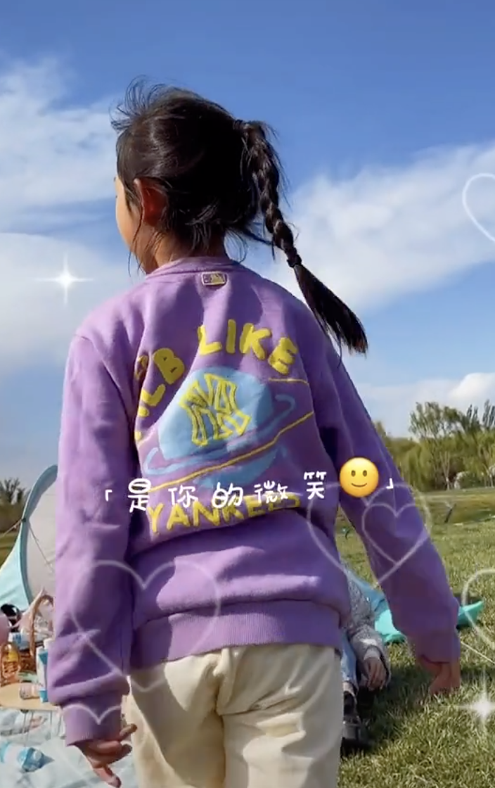 李小璐曬與女兒同框，甜馨戴漁夫帽文靜淑女，越來越有女神範兒