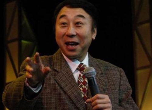 冯巩和两位姐姐回老家祭祖，姐弟三人如复制粘贴，长相一模一样