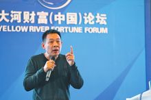 “商业鬼才”于东来：小学毕业农村娃，却从欠债30万到年入50亿？