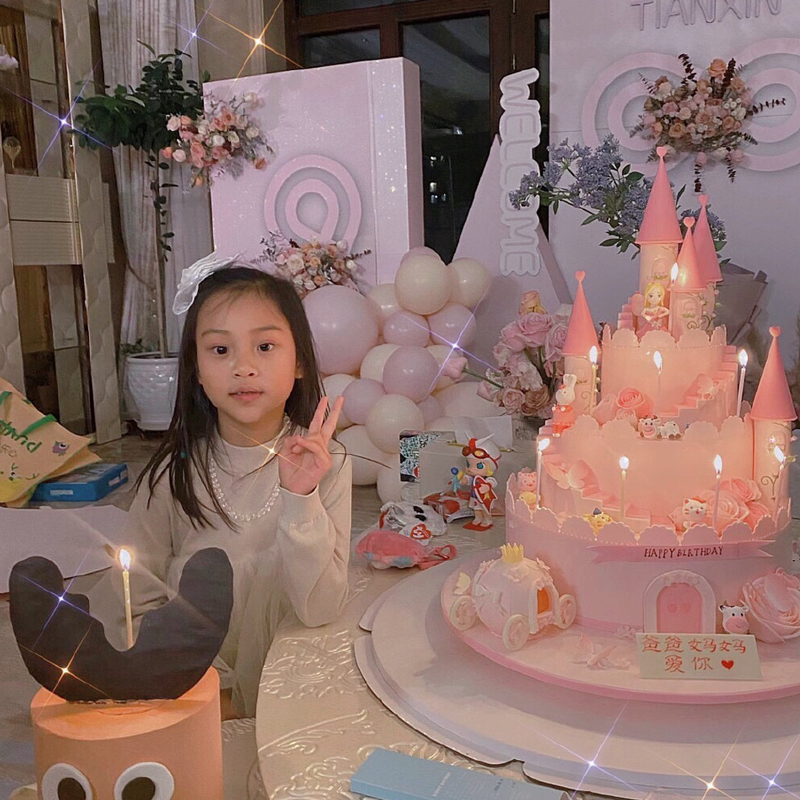 女漢子小甜馨長大了！ 李小璐曬親子旗袍照，也有點大家閨秀氣質了