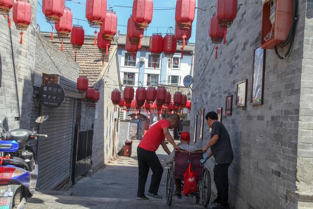 旅游是每个人的权利，遵守规则是义务，年老不是你翻越栅栏的理由