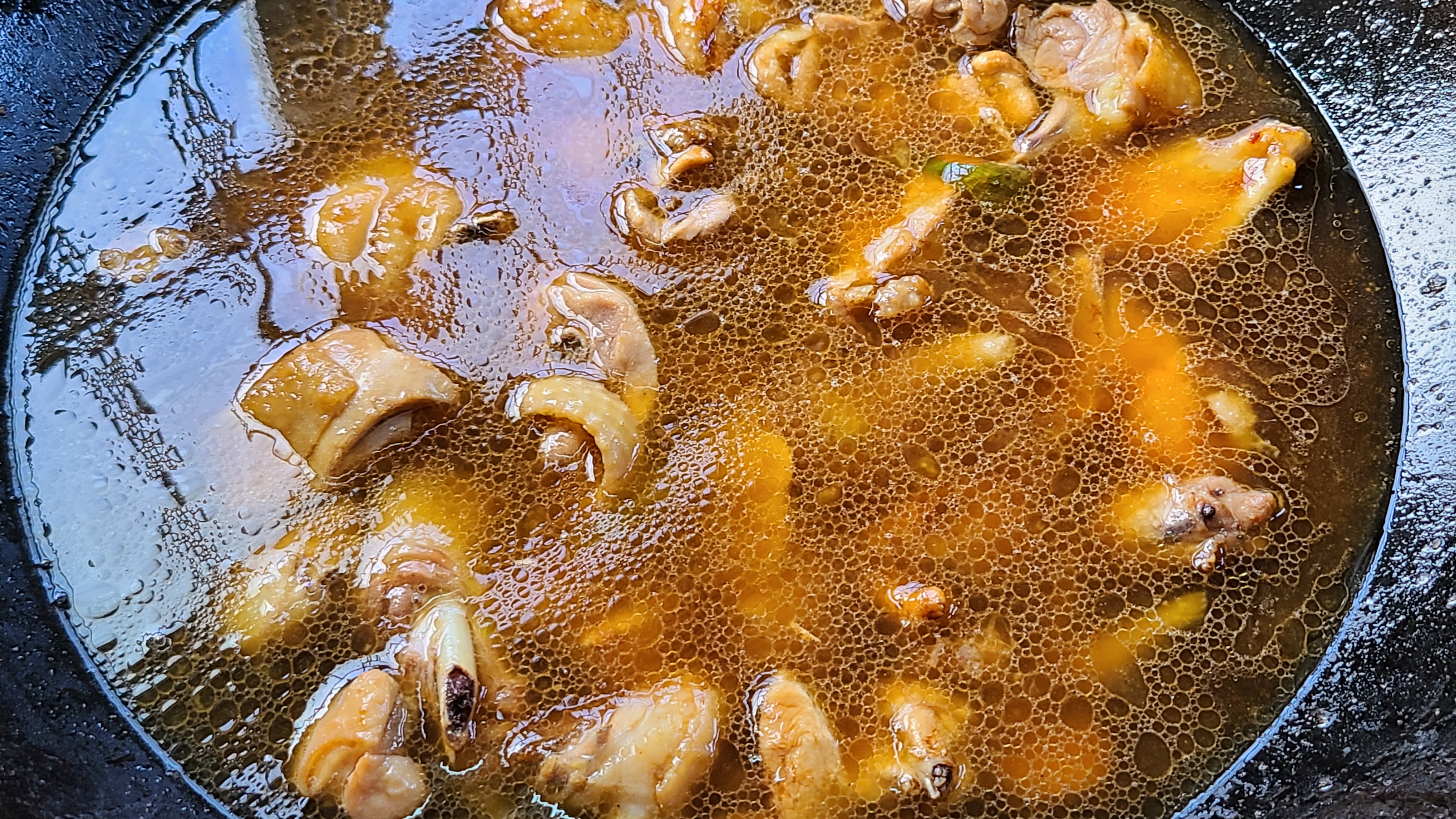 螃蟹燜雞的做法，香味濃郁，好吃下飯，看著肚子都餓了