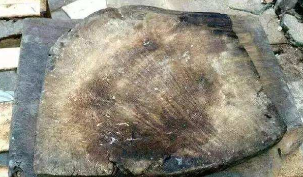 四川小伙在家找出一旧菜板，上百年未开裂，专