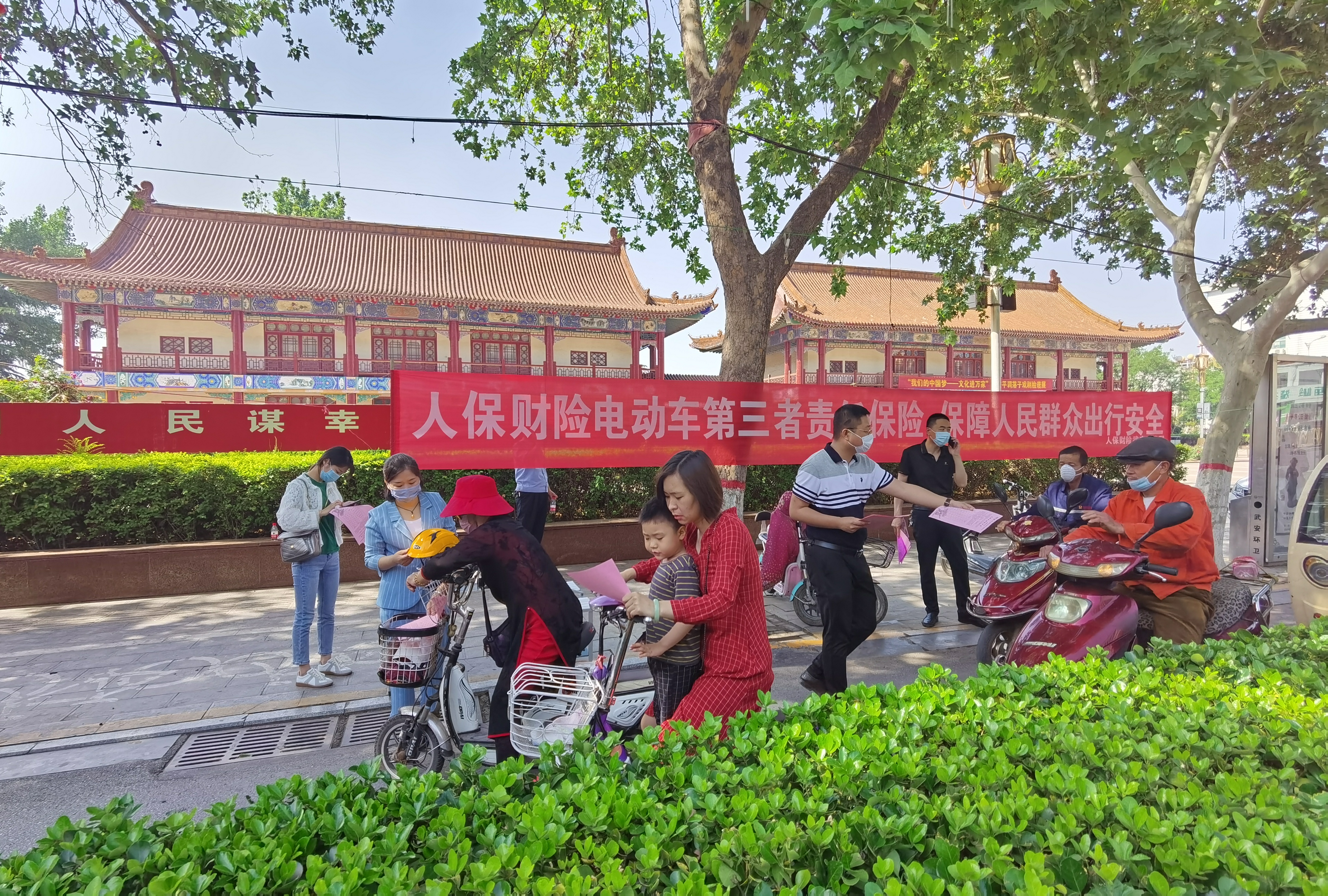 中国人保财险邯郸市分公司风雨中送伞 征途上护航