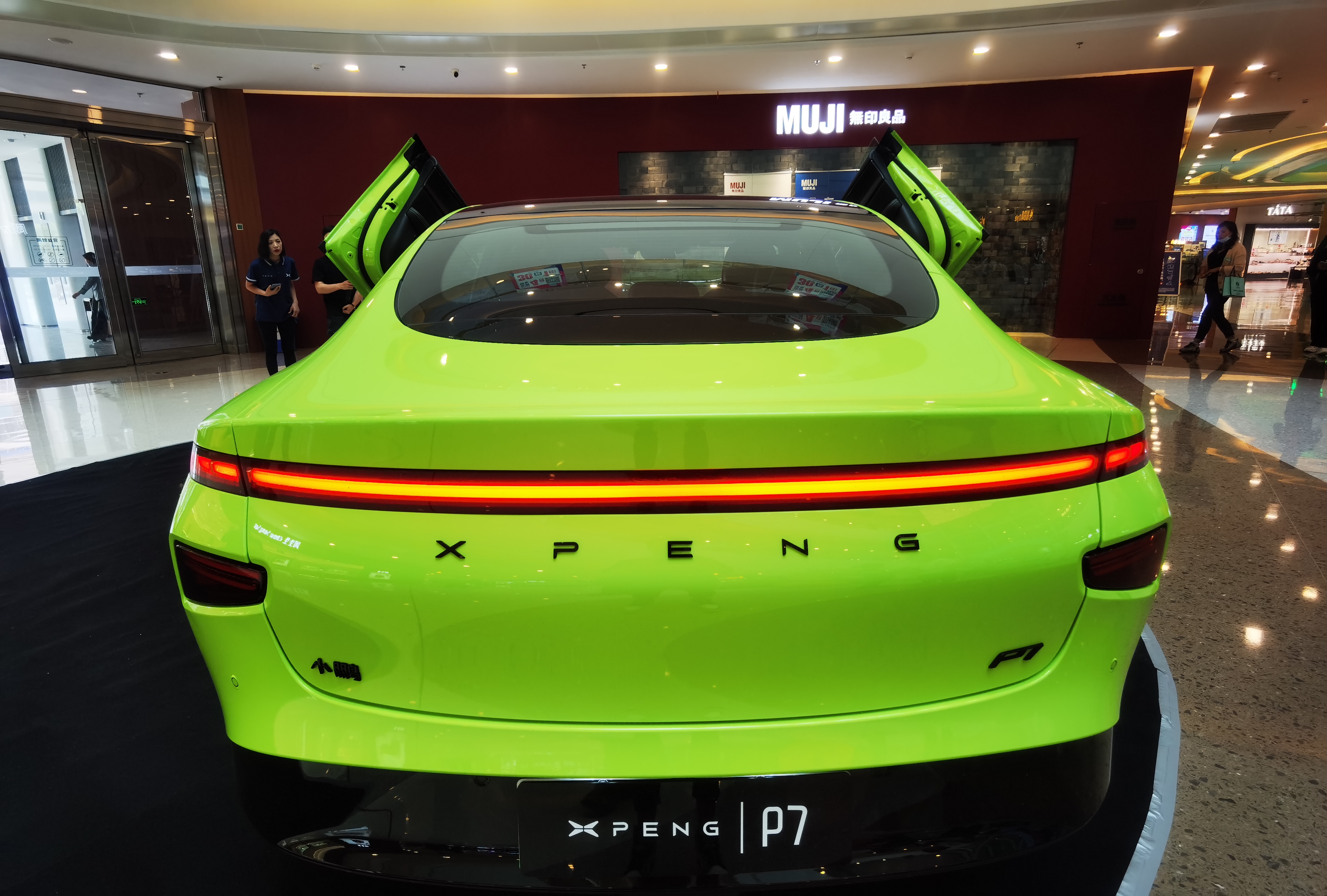 首任云南小鹏p7鹏翼版车主喜提爱车 新迎新城小鹏体验中心落成