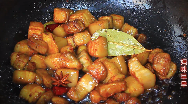 Why is the braised pork in the restaurant delicious?  The original method is exquisite, master 3 keys, the meat is not greasy