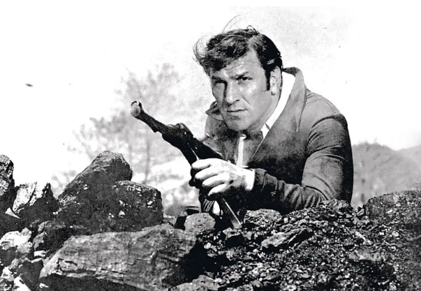 《瓦尔特保卫萨拉热窝》故事，主演是铁托朋友