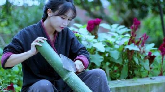 李子柒上台领奖曝真实颜值，视频中美如仙女，脱离滤镜后仙气全无