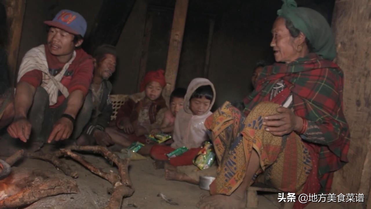 带点泡面看望尼泊尔山区穷人，主人用家中一斤