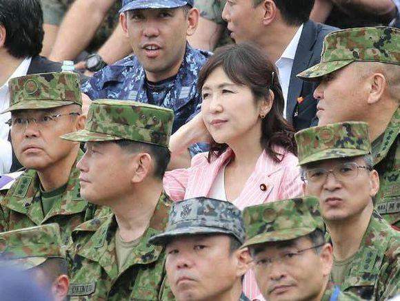 稻田朋美，當(dāng)年風(fēng)光無限的鷹派女將，如今可好？