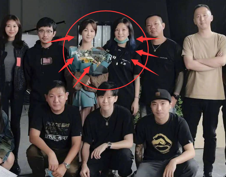 杨紫成功追星赵薇，与偶像合影在网上传开，两人素颜成关注焦点