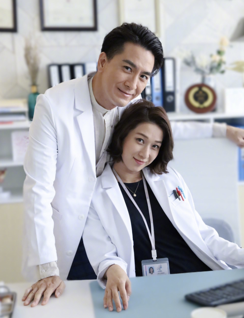 鍾嘉欣曬兒女萌照，不忘隔空表白老公，姐弟同款髮型像俄羅斯套娃