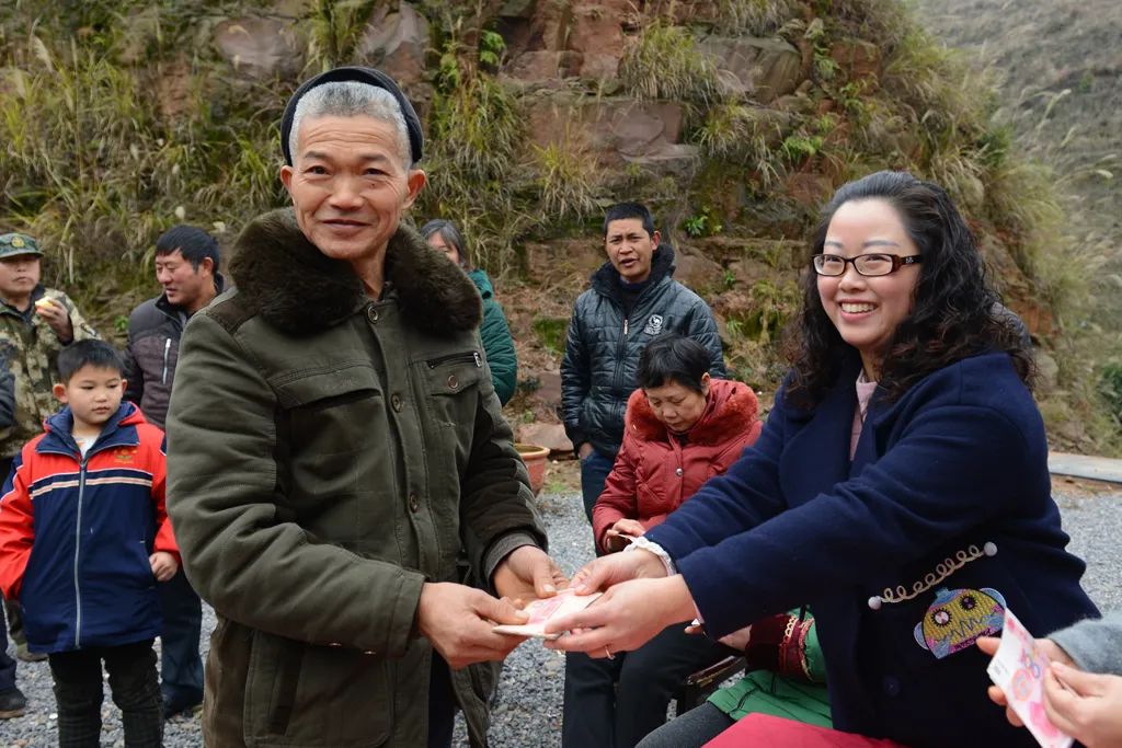 苗乡飞出的“蓝凤凰”——记怀化市第五届人大代表雷华英