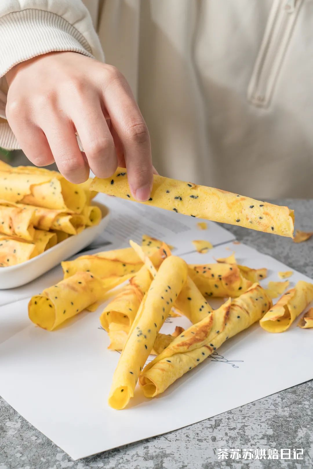 3個雞蛋加碗麵粉！ 攪和攪和，輕鬆一烙，酥脆的蛋捲就出來了