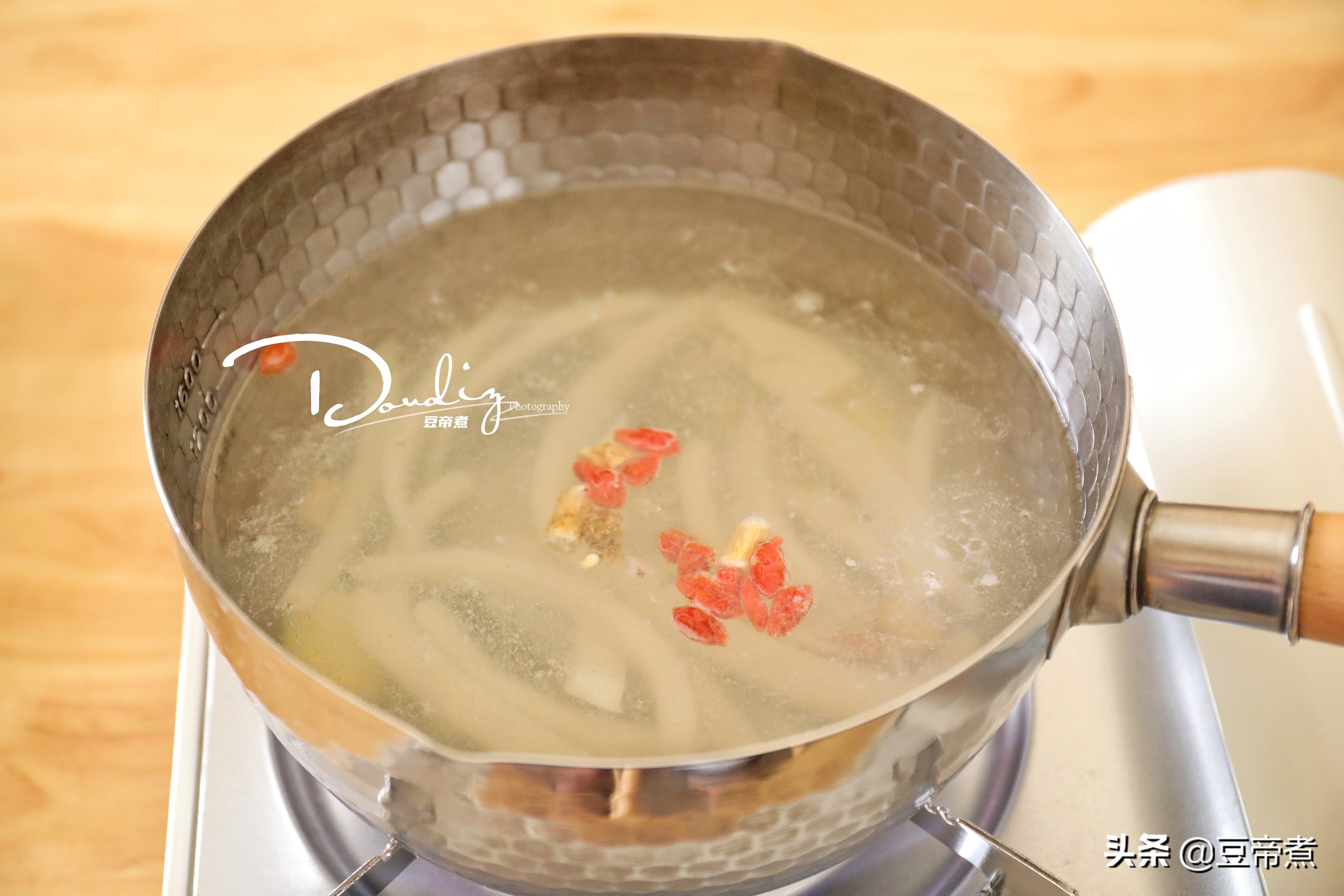 跟着海南厨友做鸡汤，汤清肉嫩好好吃，诀窍在于此两种水果上