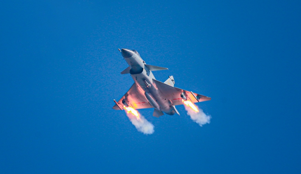 炸完飞机炸面包车：中国空军终于也土豪了一把