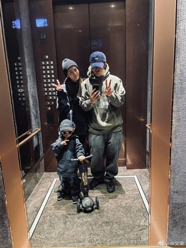 余文樂首曬一家四口合照，半歲女兒正面照曝光，妹妹小臉傲嬌可愛