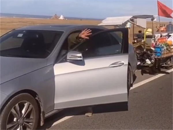 又一网红“假徒步”游川藏线，开着奔驰豪车享