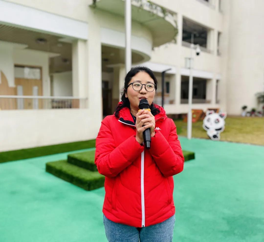 天府新区宁安幼儿园“三·八国际妇女节”教职工趣味运动会