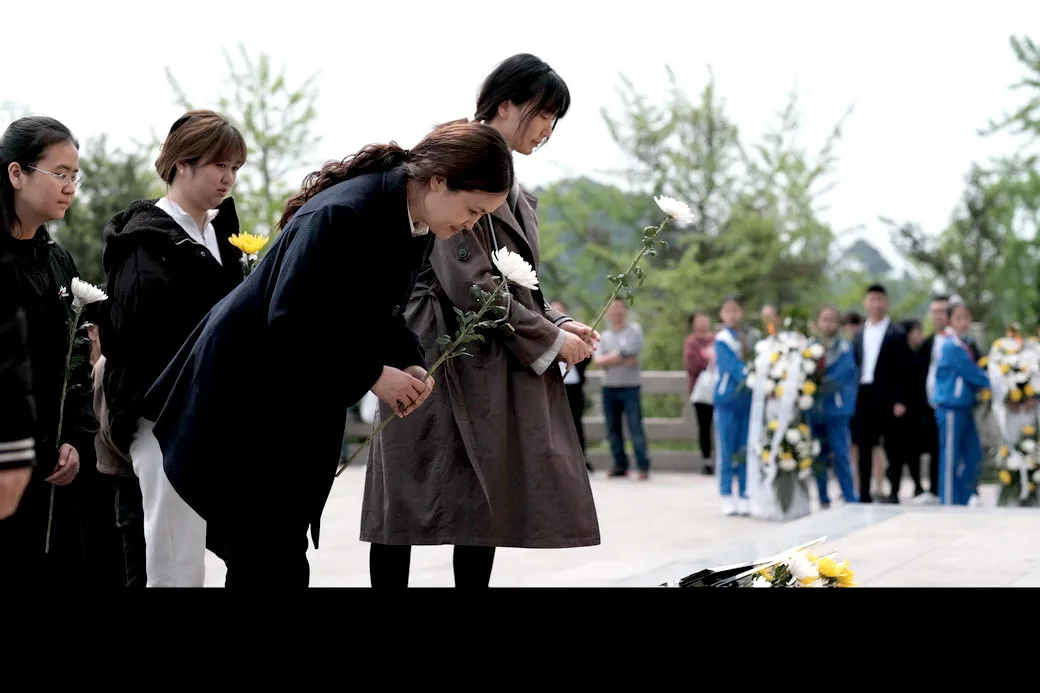 天府新区华阳幼儿园及第十二幼儿园清明节祭扫革命烈士陵园活动