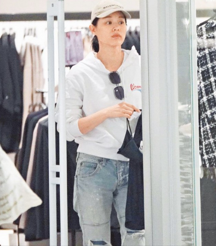 胡杏兒素顏與老公挽手逛超市購物，兩人有說有笑，夫妻感情和睦