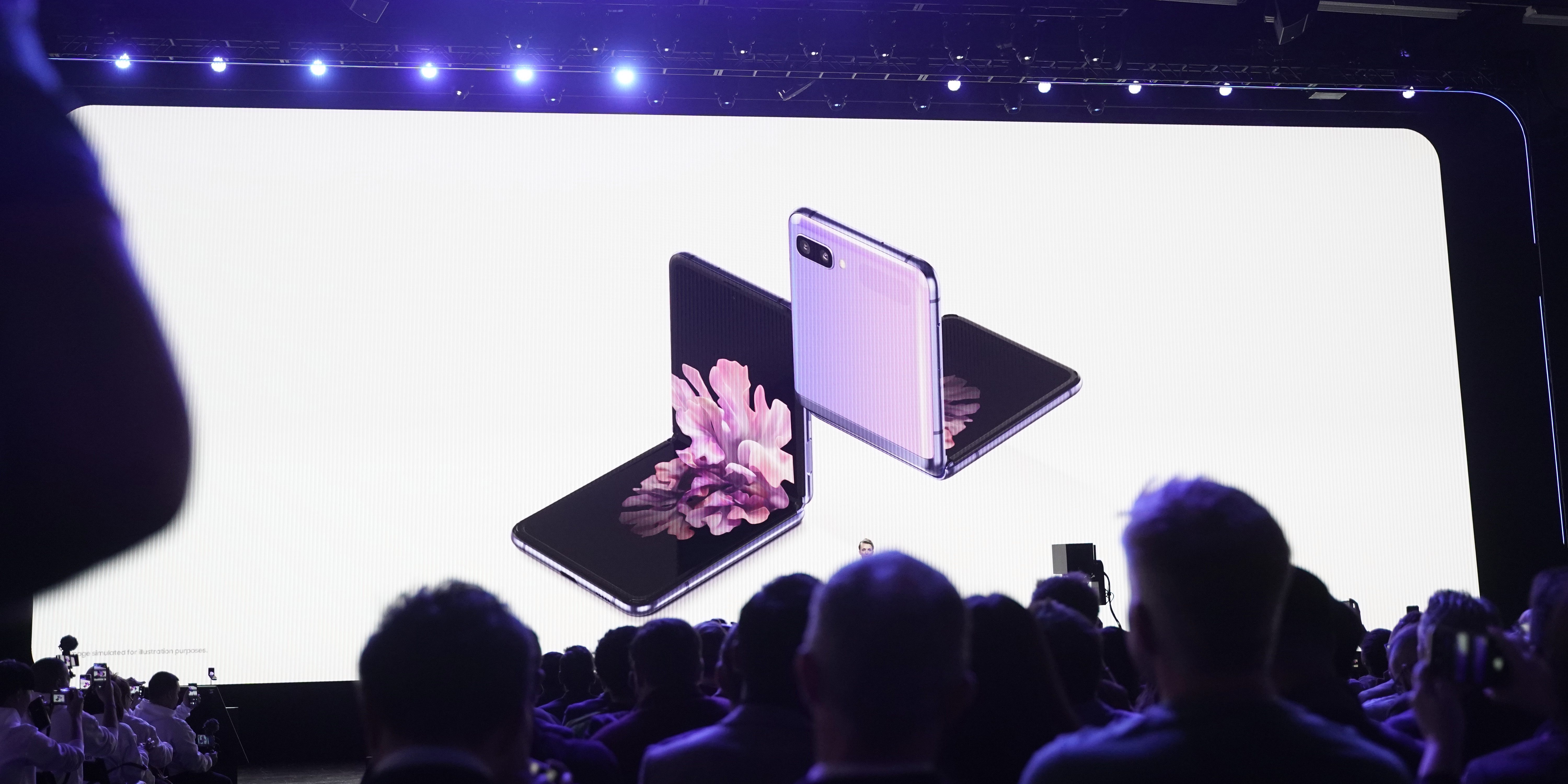 三星GalaxyZ Flip发布更划算的“翻盖手机”设计方案