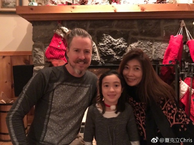 夏克立晒11岁女儿素颜照，夏天五官精致长高不少，越长越像妈妈