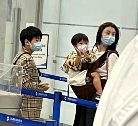 张柏芝独自带仨儿子现身机场，幼子正面曝光，颜值超高惊艳网友