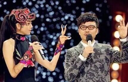 杨丽萍陪客拿空碗做样被批做作，20年不吃饭的她