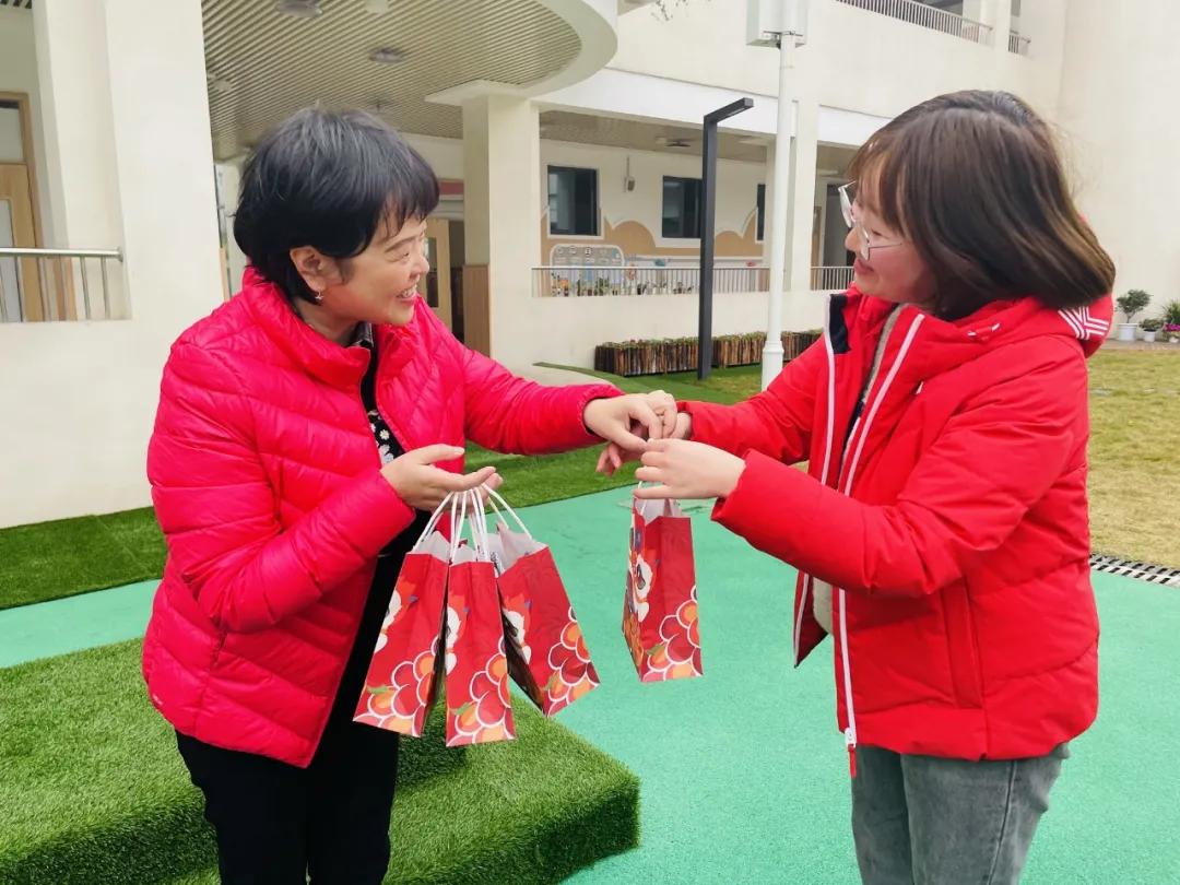 天府新区宁安幼儿园“三·八国际妇女节”教职工趣味运动会