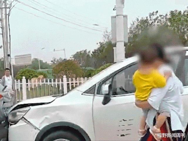 女子连撞前车，抱娃持刀破开前车窗，猛扎前车司机大喊“贱人”，警方通报-第2张图片-大千世界