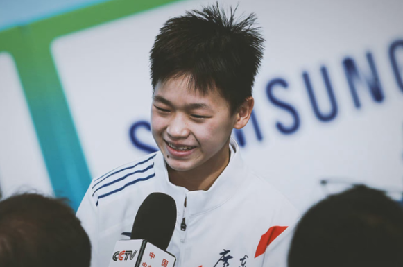 终于接受采访！全红婵被一群记者围住，婵妹：先回家见爸妈再去玩