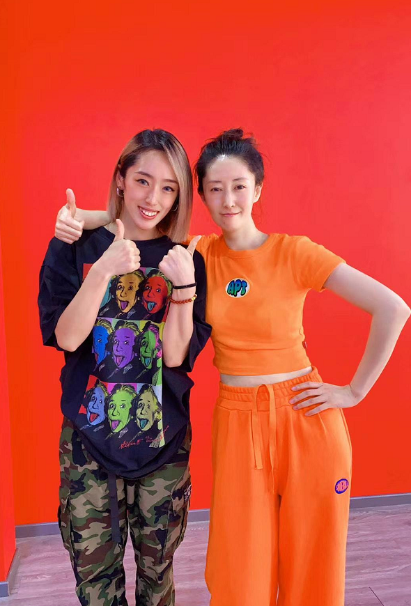 刘敏涛一身“女团装”录综艺，素颜状态显憔悴，但依旧有气场