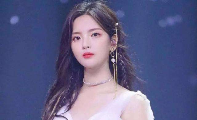 從工廠女工到流量明星，草根女孩楊超越是如何改天換命的？