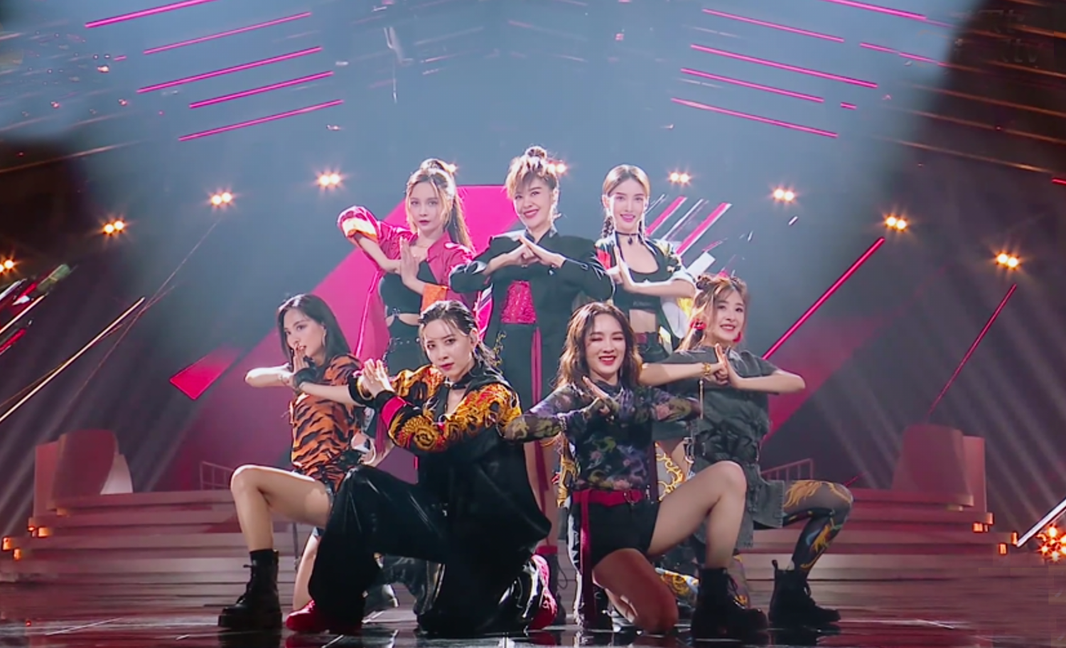 16档综艺刷脸未翻红，给个舞台就炸裂，李斯丹妮从小透明变成王者