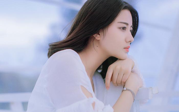 白裙少女户外照，一身白衣唯美可爱