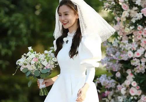 关晓彤也太受宠了吧！别人婚纱都是裙子，只有
