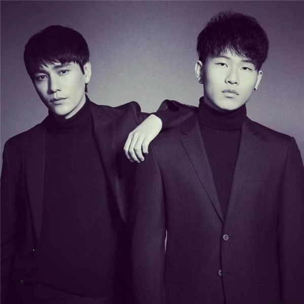 Chen Kun's son is basked in admire cherry to illuminate, with casing schoolgirl long hair waves wave Yan Zhigao, the picture raises an eye to bring amour to guess