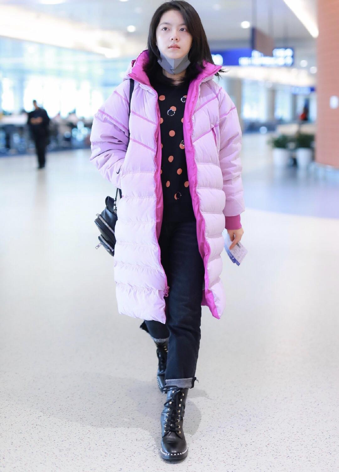 17岁赵今麦真会穿 粉紫色羽绒服配马丁靴走机场 时尚洋气又显白 时尚 蛋蛋赞