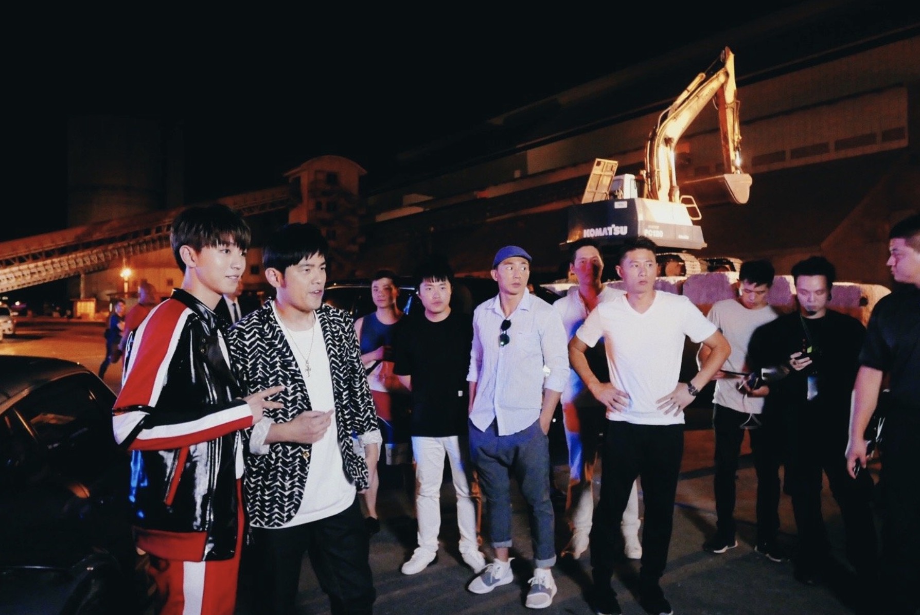 周杰伦王俊凯比剪刀手，首次合作电影，一个当监制一个特别演出