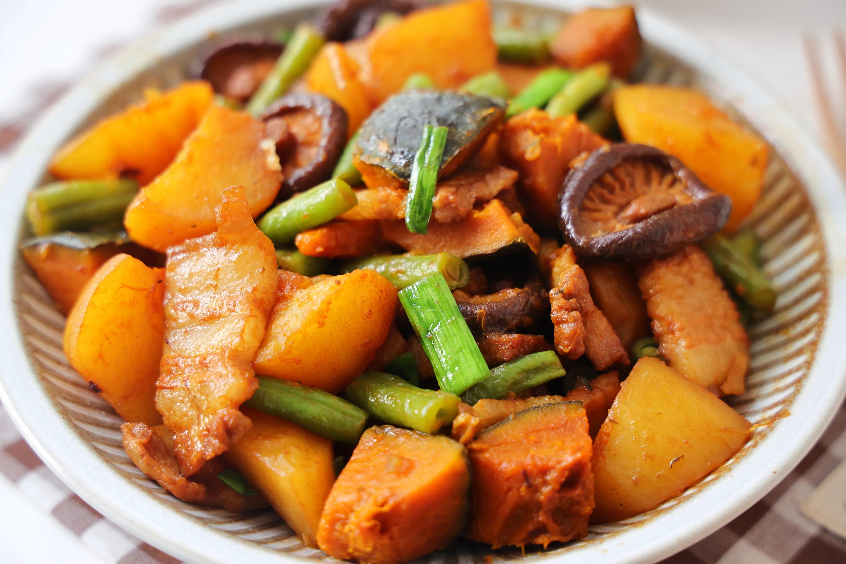 天太热不想炒菜，试试这样的一锅炖，不需要米饭，一人一碗超过瘾