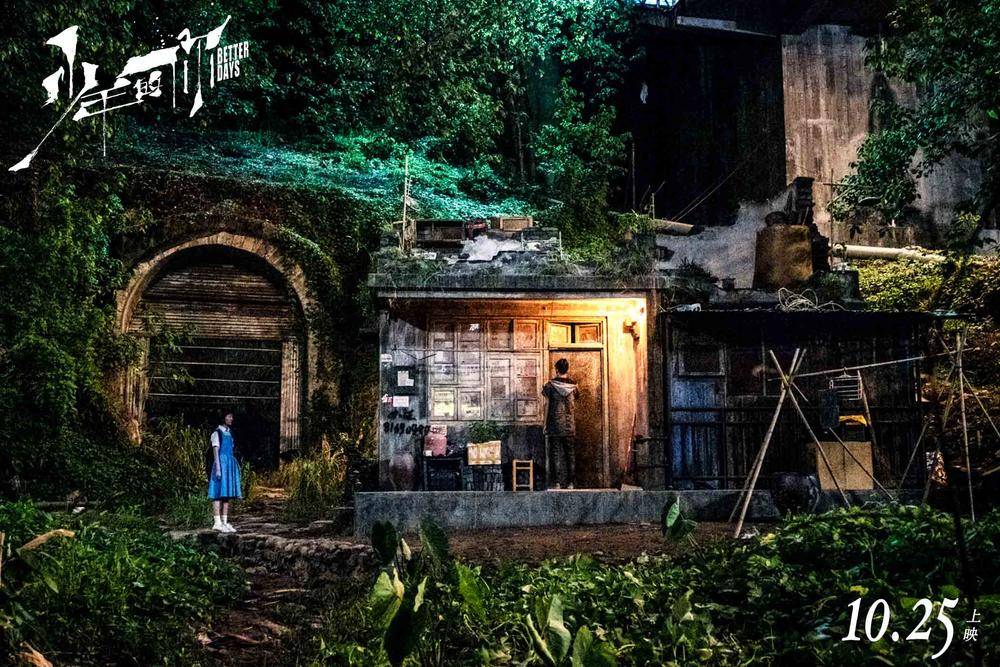 被电影带火的重庆，和易烊千玺铜像拍照都得排队，太魔幻了