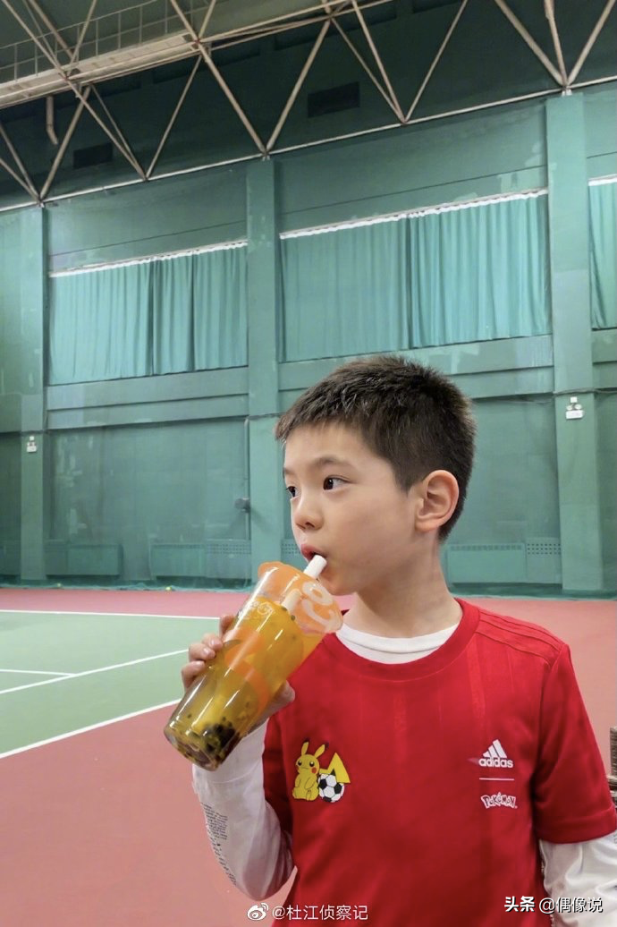 杜江7岁儿子嗯哼看奥运会很激动，在家练习跳高，姿势标准有潜力