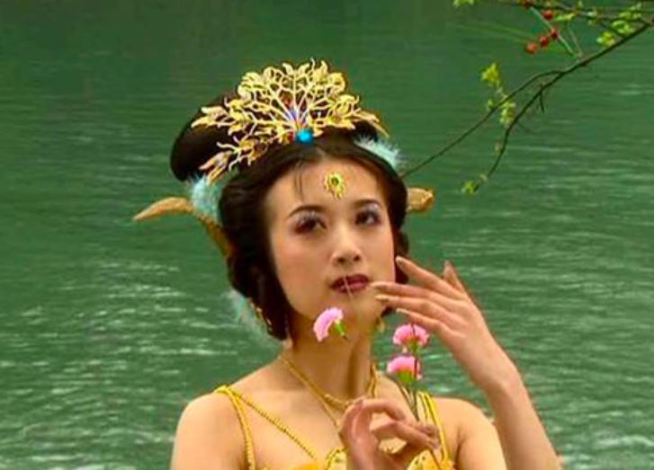 金巧巧与印小天贴身热舞，女方腿与胳膊一样细，却被质疑脸变样？